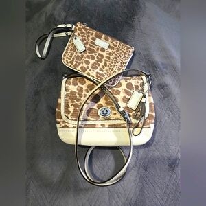 EUC Coach Turn Lock Khaki Animal Giraffe Canvas Crossbody & Wristlet 😊